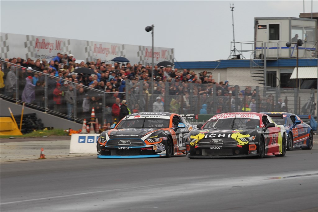 Kasper H. Jensen (tv) og Michelle Gatting (th) dystede fra start i finalen. Mens Kasper H. Jensens regnvejrsdæk holdt til mål, gjorde Michelle Gattings dæk ikke. Hun rutsjede fra anden- til ellevtepladsen på de tre sidste omgange
(Foto: Henning Smed)